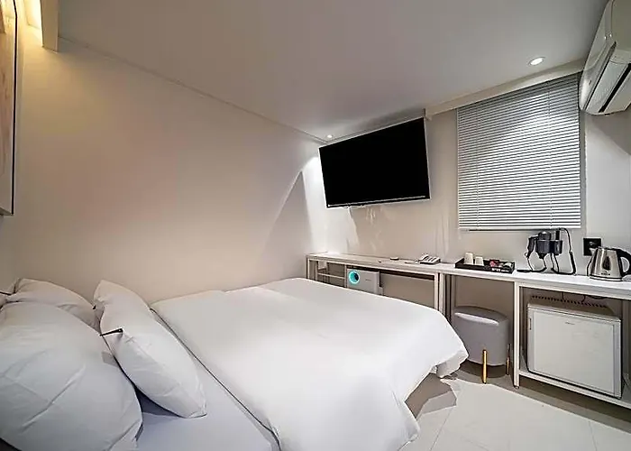 Gwangmyeong Intersection No. 25 Hotel *